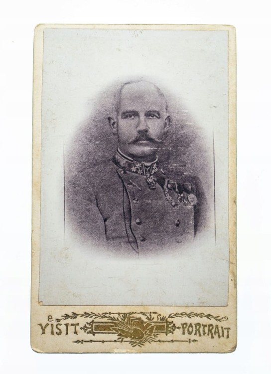 FOT. MEŻCZYZNA W MUNDURZE Z ODZNACZENIAMI 1903
