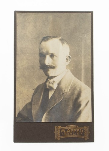 MĘŻCZYZNA W GARNITURZE - BERLIN