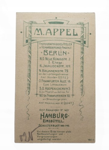 MĘŻCZYZNA W GARNITURZE - BERLIN