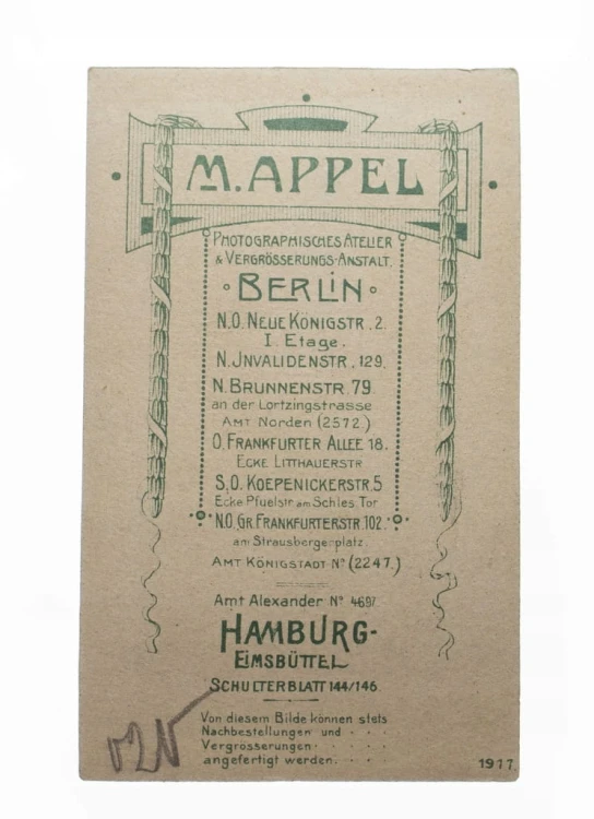 MĘŻCZYZNA W GARNITURZE - BERLIN