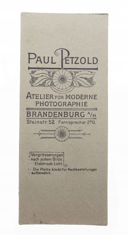 CHŁOPIEC W GARNITURZE Z KAPELUSZEM - BRANDEBURG