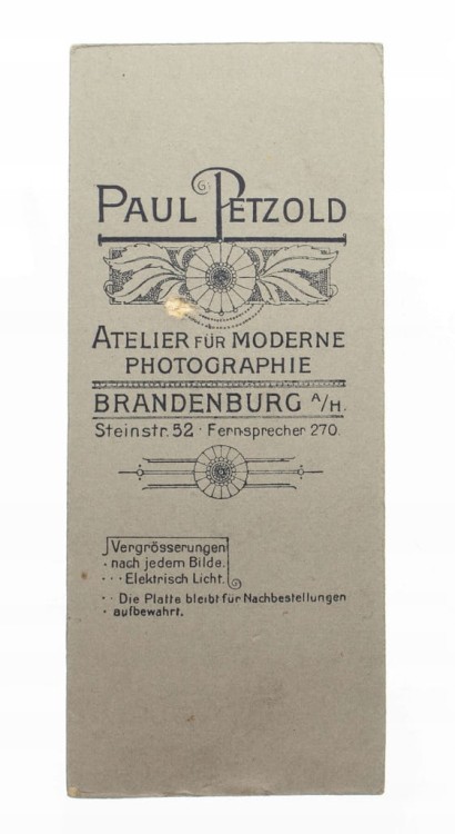 CHŁOPIEC W GARNITURZE Z KAPELUSZEM - BRANDEBURG