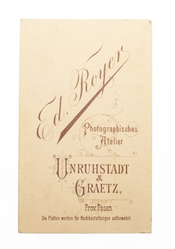 KOBIETA W PŁASZCZU - ATELIER ROYER KARGOWA