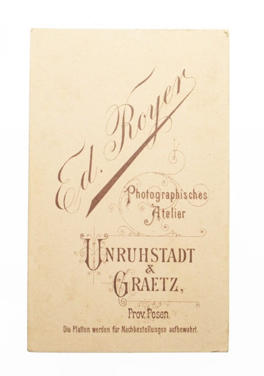 KOBIETA W PŁASZCZU - ATELIER ROYER KARGOWA