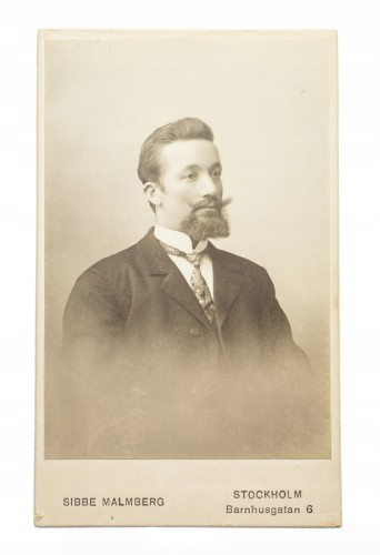 MĘŻCZYZNA W GARNITURZE - ATELIER SZTOKHOLM