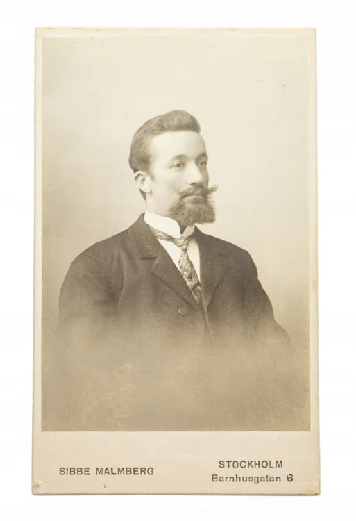 MĘŻCZYZNA W GARNITURZE - ATELIER SZTOKHOLM