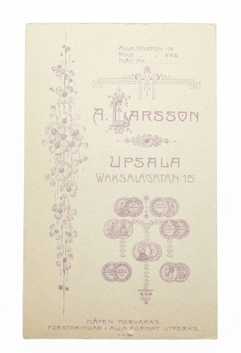 MĘŻCZYZNA W GARNITURZE - ATELIER UPPSALA