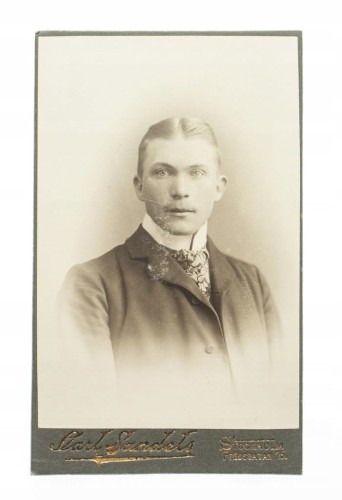 MĘŻCZYZNA W GARNITURZE - ATELIER SZTOKHOLM