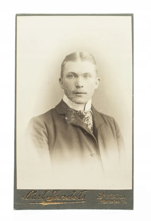 MĘŻCZYZNA W GARNITURZE - ATELIER SZTOKHOLM