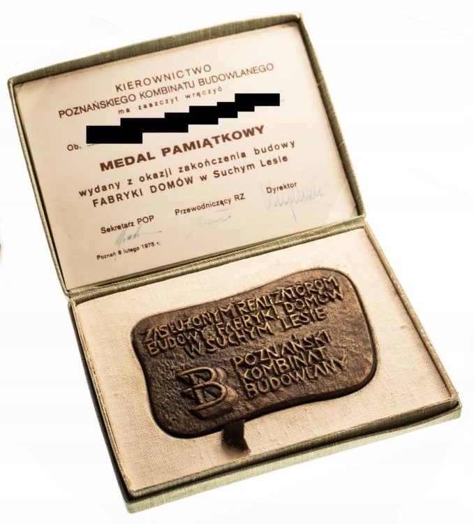 ZASŁUŻONYM REALIZ. BOD. FABRYKI DOMÓW SUCHY LAS'74