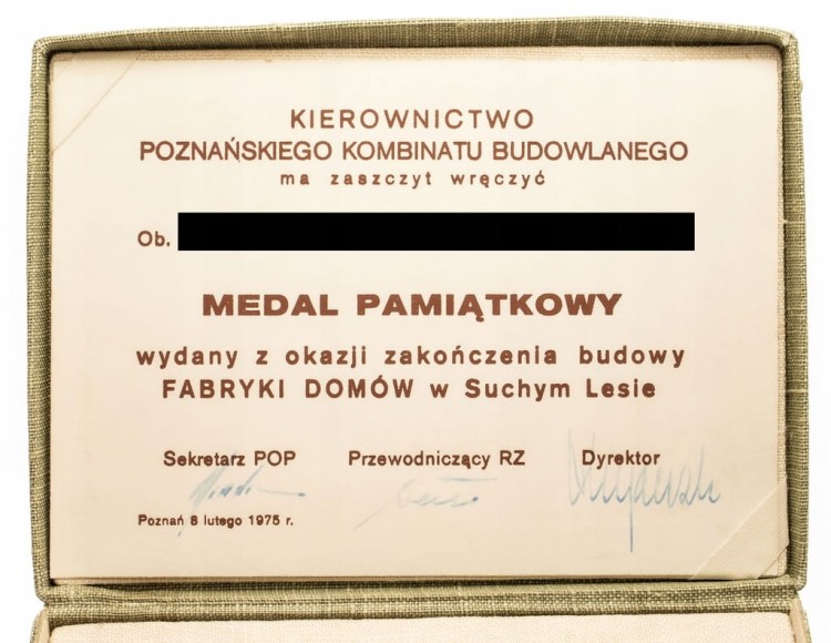 ZASŁUŻONYM REALIZ. BOD. FABRYKI DOMÓW SUCHY LAS'74