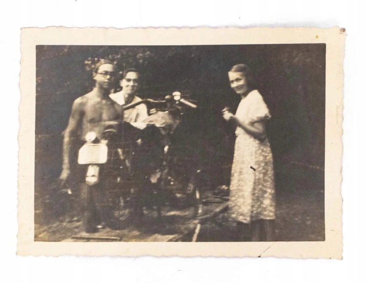 STARA FOTOGRAFIA - KOBIETA Z MĘŻCZYZNAMI, MOTOR, WISŁA 1938