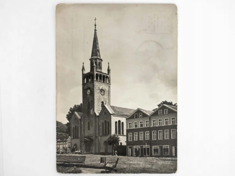 BYTÓW - FRAGMENT RYNKU Z WIEŻĄ KOŚCIOŁA LATA 60.