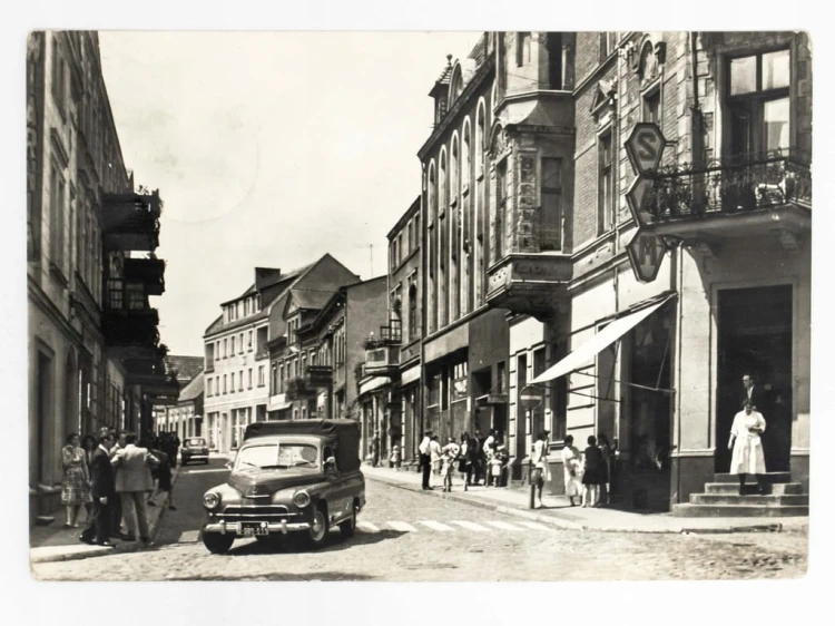 ŚWIECIE - UL. KLASZTORNA STARY SAMOCHÓD DOSTAWCZY WARSZAWA FSO 1967