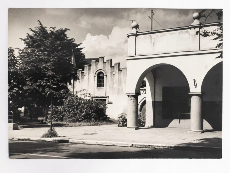 RADOMSKO - KAMIENICZKA PODCIENIOWA PRZY UL. NARUTOWICZA 700-LECIE 1966