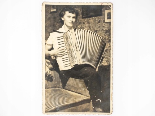 STARA FOTOGRAFIA - KOBIETA Z AKORDEONEM 1942