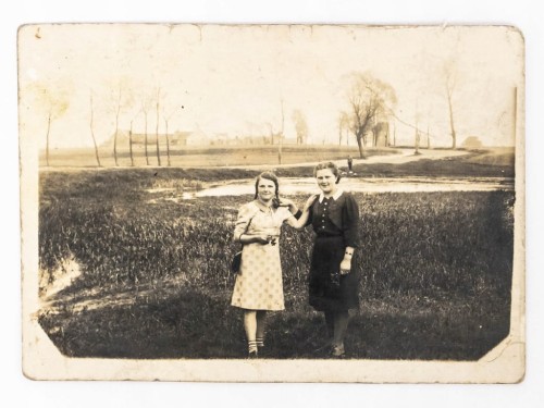 STARA FOTOGRAFIA - DZIEWCZYNKI W POLU WIDOK NA KOMORZE POD JAROCINEM 1942