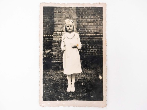 STARA FOTOGRAFIA - DZIEWCZYNKA I KOMUNIA ŚWIĘTA KOMORZE POD JAROCINEM 1942
