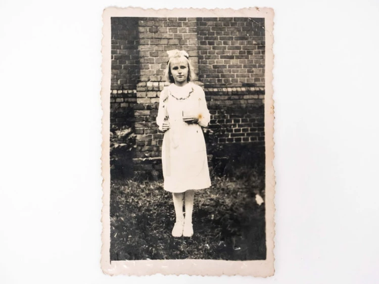 STARA FOTOGRAFIA - DZIEWCZYNKA I KOMUNIA ŚWIĘTA KOMORZE POD JAROCINEM 1942