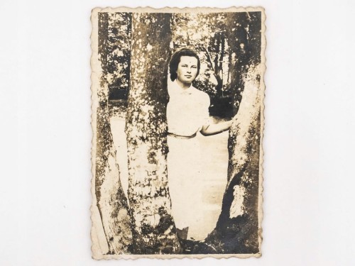 STARA FOTOGRAFIA - KOBIETA PRZY DRZEWIE KOMORZE POD JAROCINEM 1942