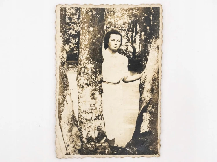 STARA FOTOGRAFIA - KOBIETA PRZY DRZEWIE KOMORZE POD JAROCINEM 1942