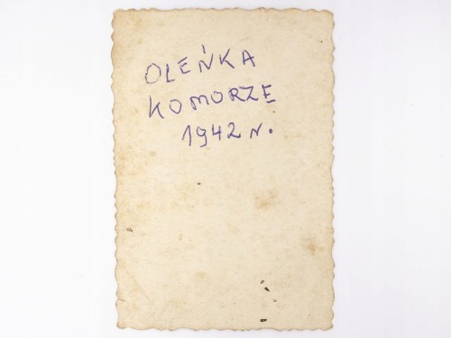 STARA FOTOGRAFIA - KOBIETA PRZY DRZEWIE KOMORZE POD JAROCINEM 1942