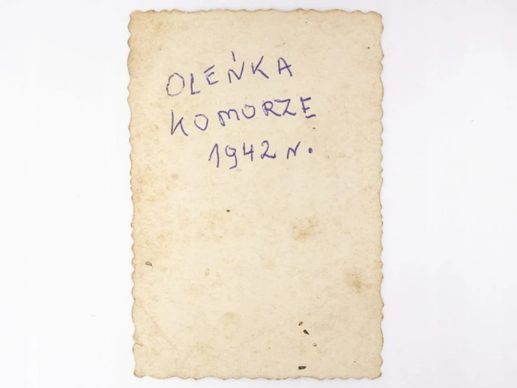 STARA FOTOGRAFIA - KOBIETA PRZY DRZEWIE KOMORZE POD JAROCINEM 1942
