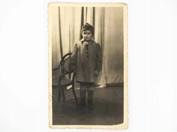STARA FOTOGRAFIA - ZDJĘCIE DZIEWCZYNKI PAMIĄTKA Z CZASÓW WOJNY 1943