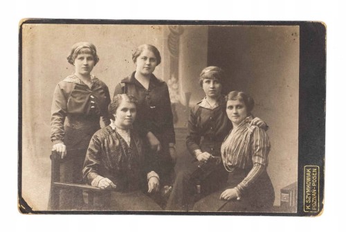 STARA FOTOGRAFIA - KOBIETY W SUKNIACH, ATELIER SZYMKOWIAK, POZNAŃ