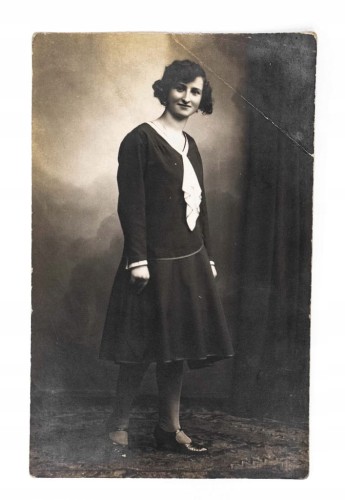 STARA FOTOGRAFIA - KOBIETA W SUKNI, MIĘDZYCHÓD 1930