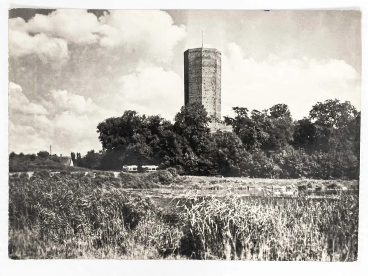 KRUSZWICA - MYSIA WIEŻA WIDOK OD STRONY JEZIORA 1965 PRL