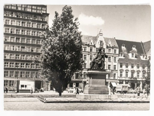 WROCŁAW - FRAGMENT RYNKU Z POMNIKIEM ALEKSANDRA FREDRY LATA 60. PRL