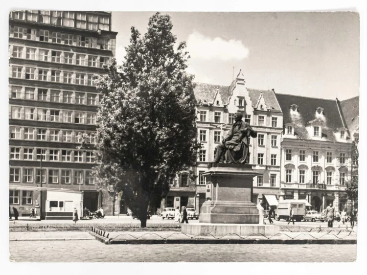 WROCŁAW - FRAGMENT RYNKU Z POMNIKIEM ALEKSANDRA FREDRY LATA 60. PRL
