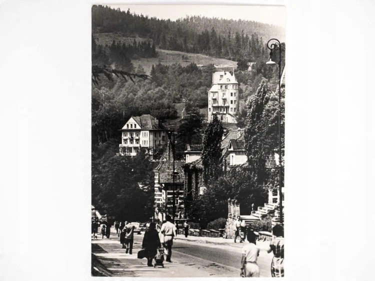 KRYNICA-ZDRÓJ - UL. PUŁASKIEGO WIDOK NA DOMY WCZASOWE 1963 PRL