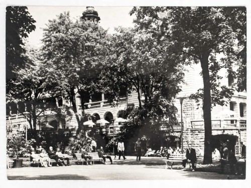 POLANICA-ZDRÓJ - PRZED BUDYNKIEM SANATORIUM WIELKA PIENIAWA LATA 60. PRL