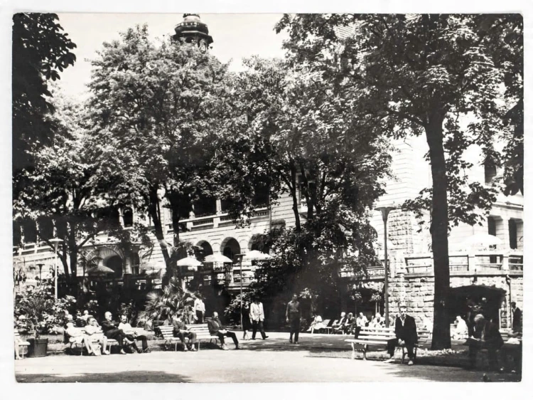 POLANICA-ZDRÓJ - PRZED BUDYNKIEM SANATORIUM WIELKA PIENIAWA LATA 60. PRL