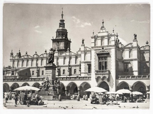 KRAKÓW - SUKIENNICE Z POMNIKIEM ADAMA MICKIEWICZA LATA 60. PRL