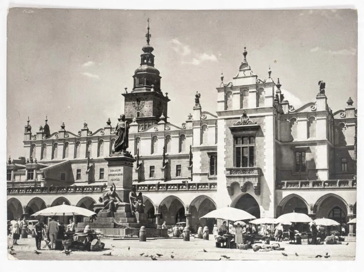 KRAKÓW - SUKIENNICE Z POMNIKIEM ADAMA MICKIEWICZA LATA 60. PRL