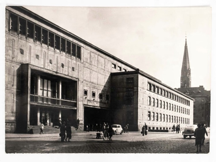 KATOWICE - PAŁAC MŁODZIEŻY W TLE KOŚCIÓŁ APOSTOŁÓW PIOTRA I PAWŁA 1961 PRL