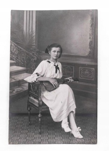 STARA FOTOGRAFIA - KOBIETA W SUKNI Z UKULELE 1917