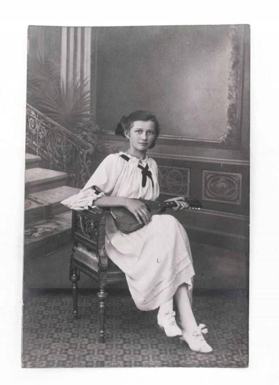 STARA FOTOGRAFIA - KOBIETA W SUKNI Z UKULELE 1917