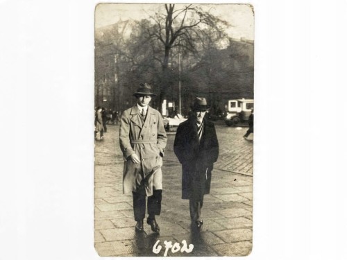 STARA FOTOGRAFIA - DWÓCH MĘŻCZYZN W PŁASZCZACH POZNAŃ 1930 II RP
