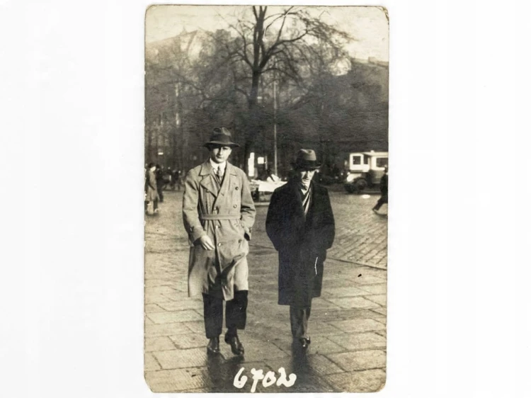 STARA FOTOGRAFIA - DWÓCH MĘŻCZYZN W PŁASZCZACH POZNAŃ 1930 II RP