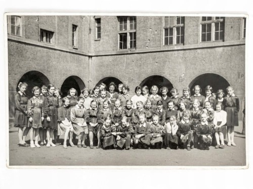 FOTOGRAFIA - ZDJĘCIE SZKOLNE GRUPOWE KLASY DZIEWCZĘCEJ LATA 50. / 60. PRL