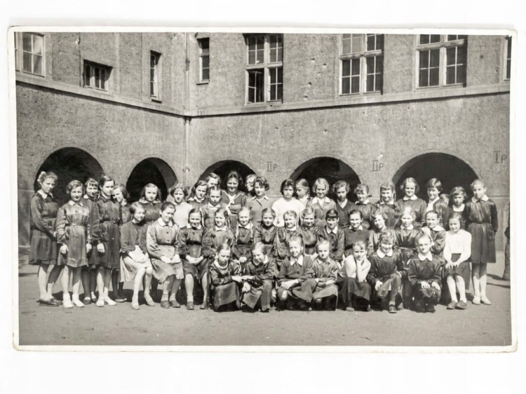 FOTOGRAFIA - ZDJĘCIE SZKOLNE GRUPOWE KLASY DZIEWCZĘCEJ LATA 50. / 60. PRL