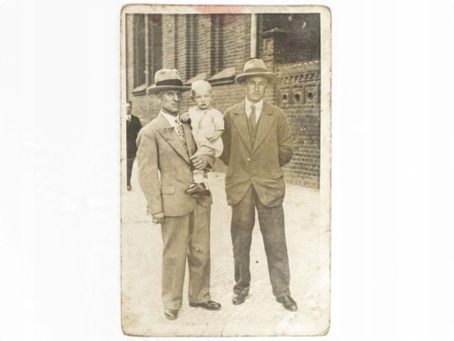 FOTOGRAFIA - DWÓCH MĘŻCZYZN W GARNITURACH Z DZIECKIEM POZNAŃ LATA 30. II RP