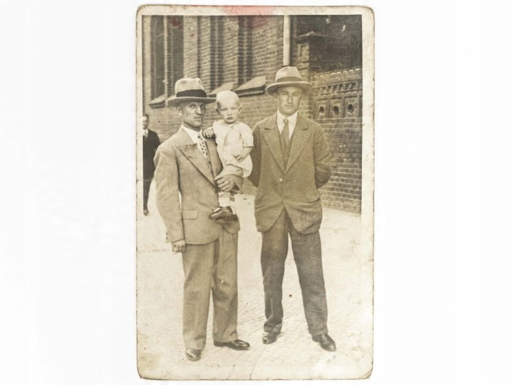 FOTOGRAFIA - DWÓCH MĘŻCZYZN W GARNITURACH Z DZIECKIEM POZNAŃ LATA 30. II RP