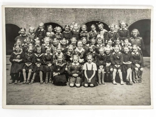 STARA FOTOGRAFIA - ZDJĘCIE SZKOLNE GRUPOWE KLASY DZIEWCZĘCEJ 1954 PRL