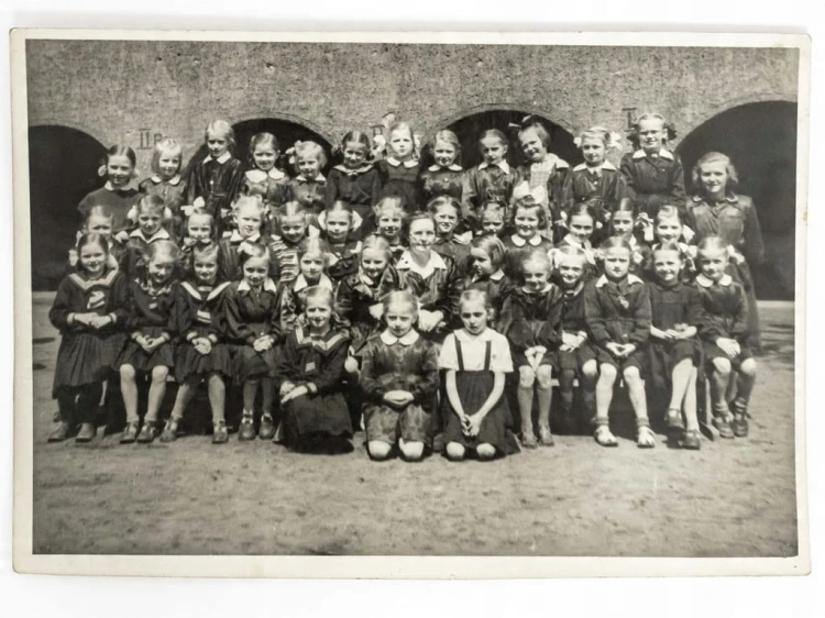 STARA FOTOGRAFIA - ZDJĘCIE SZKOLNE GRUPOWE KLASY DZIEWCZĘCEJ 1954 PRL