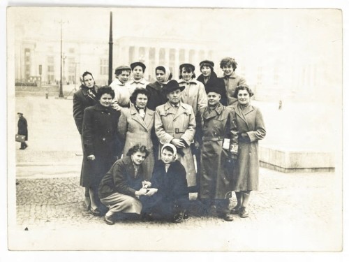 STARA FOTOGRAFIA - ZDJĘCIE GRUPOWE WARSZAWA 1958 PRL